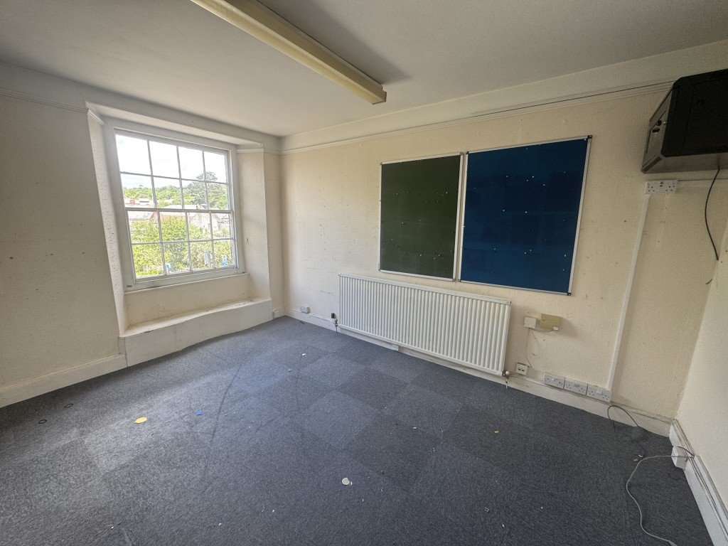 Lot: 80 - VERSATILE PROPERTY WITH POTENTIAL CLOSE TO TOWN CENTRE - First floor room three